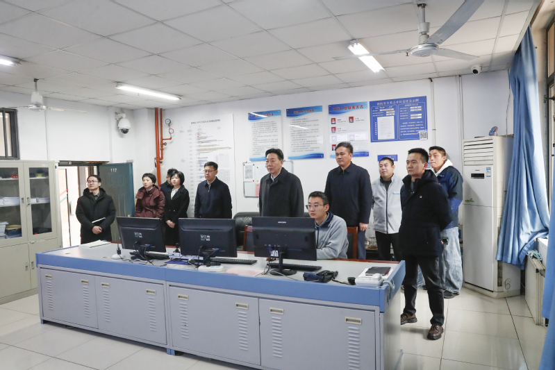 校領(lǐng)導(dǎo)走訪慰問一線工作人員和留校學(xué)生